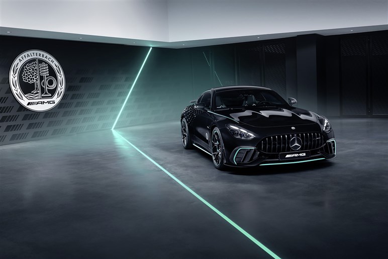AMGが独自開発する新型SUV「GT SUV」を捕捉 ストームトルーパー顔×怪力で“EV戦争”に挑む