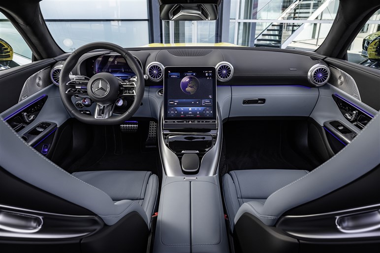 AMGが独自開発する新型SUV「GT SUV」を捕捉 ストームトルーパー顔×怪力で“EV戦争”に挑む