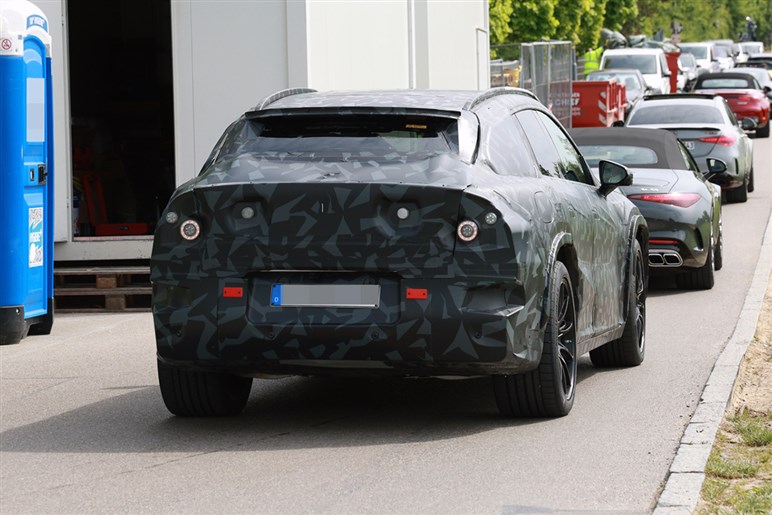 AMGが独自開発する新型SUV「GT SUV」を捕捉 ストームトルーパー顔×怪力で“EV戦争”に挑む