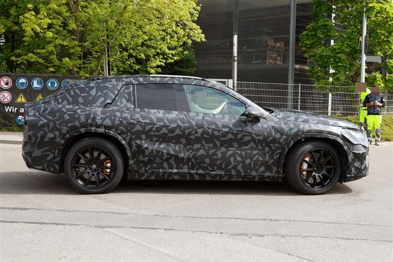 AMGが独自開発する新型SUV「GT SUV」を捕捉 ストームトルーパー顔×怪力で“EV戦争”に挑む