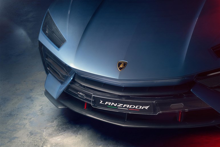 AMGが独自開発する新型SUV「GT SUV」を捕捉 ストームトルーパー顔×怪力で“EV戦争”に挑む
