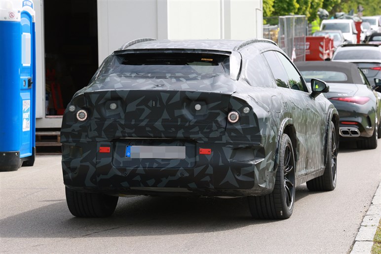 AMGが独自開発する新型SUV「GT SUV」を捕捉 ストームトルーパー顔×怪力で“EV戦争”に挑む