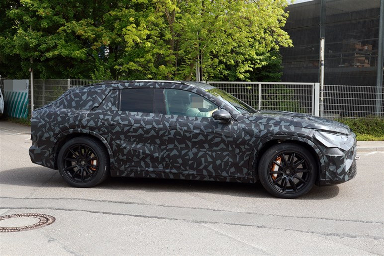 AMGが独自開発する新型SUV「GT SUV」を捕捉 ストームトルーパー顔×怪力で“EV戦争”に挑む