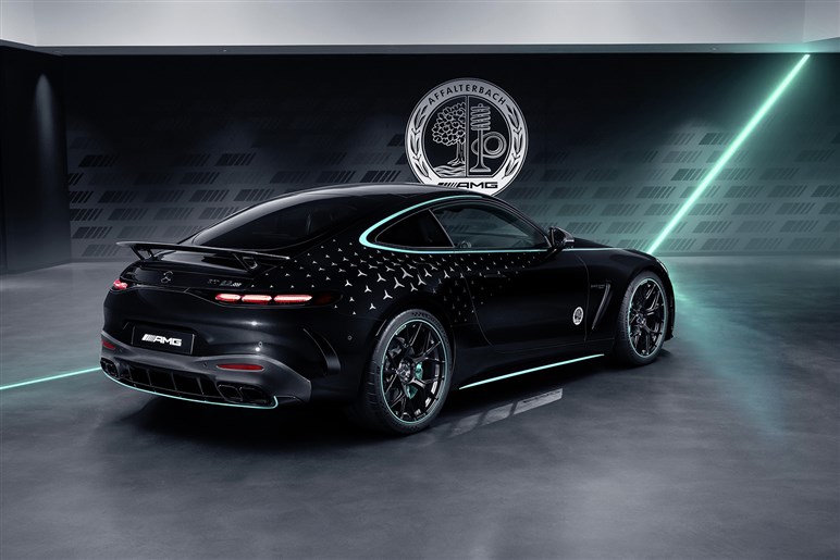 AMGが独自開発する新型SUV「GT SUV」を捕捉 ストームトルーパー顔×怪力で“EV戦争”に挑む