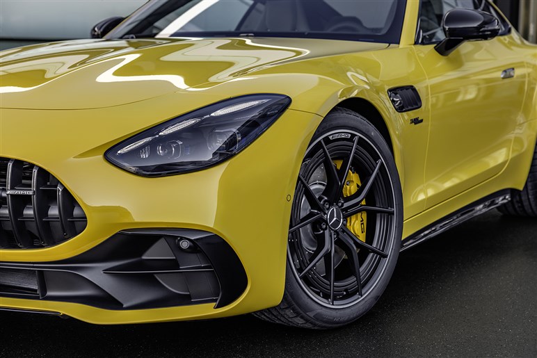 AMGが独自開発する新型SUV「GT SUV」を捕捉 ストームトルーパー顔×怪力で“EV戦争”に挑む
