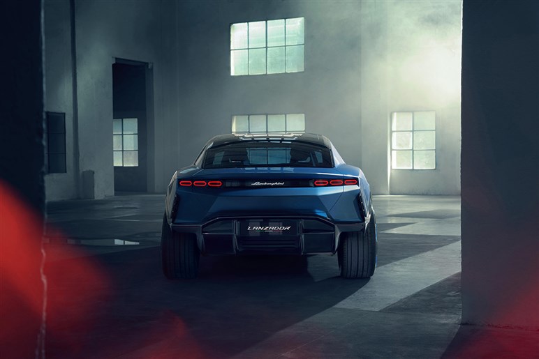 AMGが独自開発する新型SUV「GT SUV」を捕捉 ストームトルーパー顔×怪力で“EV戦争”に挑む