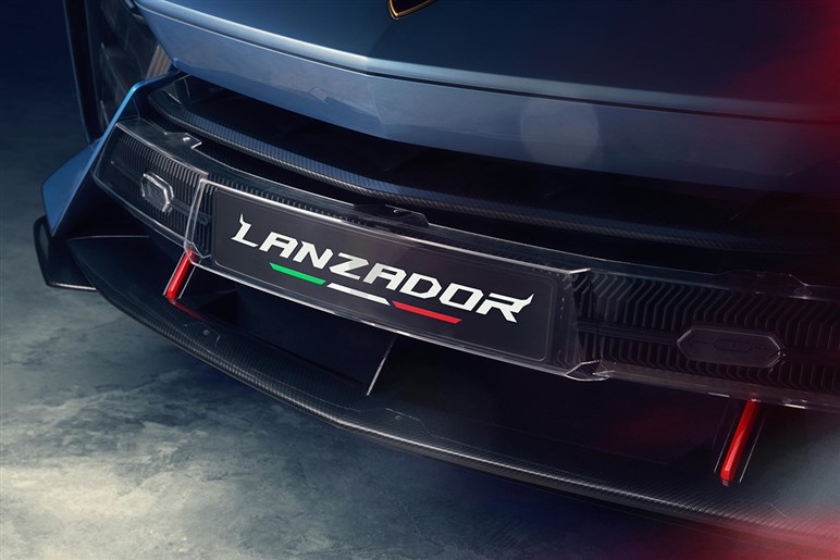 AMGが独自開発する新型SUV「GT SUV」を捕捉 ストームトルーパー顔×怪力で“EV戦争”に挑む