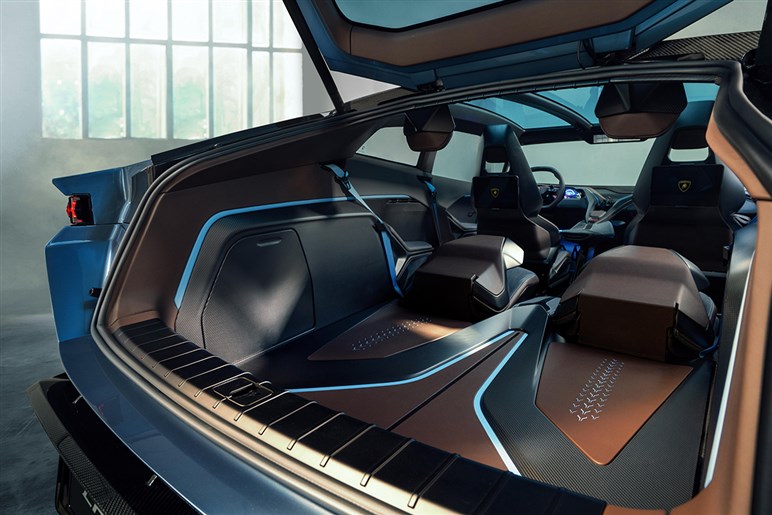 AMGが独自開発する新型SUV「GT SUV」を捕捉 ストームトルーパー顔×怪力で“EV戦争”に挑む