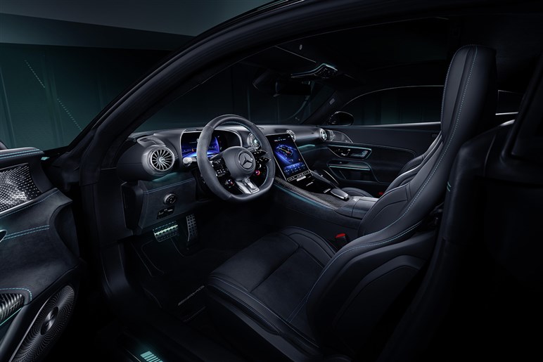 AMGが独自開発する新型SUV「GT SUV」を捕捉 ストームトルーパー顔×怪力で“EV戦争”に挑む