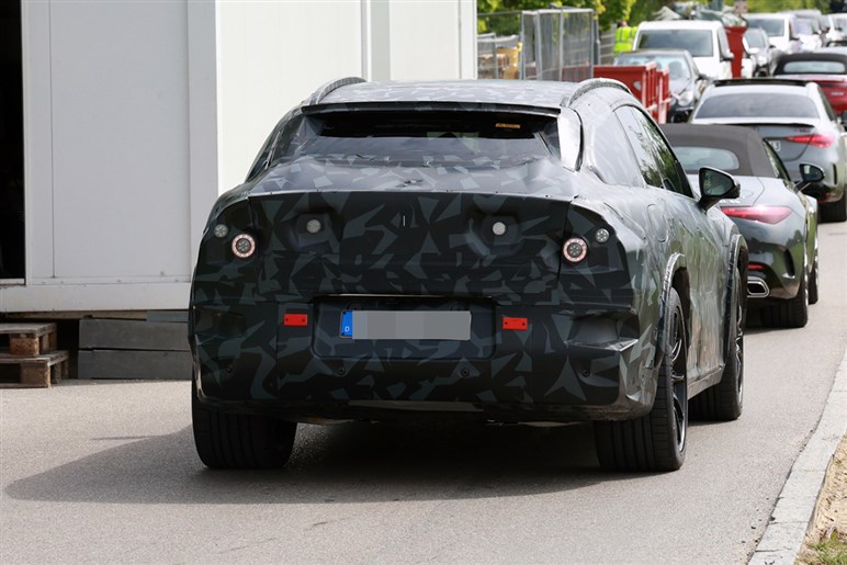 AMGが独自開発する新型SUV「GT SUV」を捕捉 ストームトルーパー顔×怪力で“EV戦争”に挑む