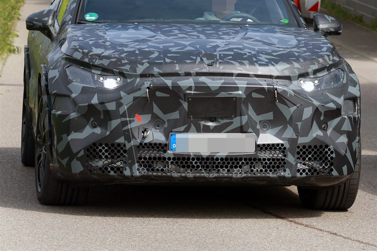 AMGが独自開発する新型SUV「GT SUV」を捕捉 ストームトルーパー顔×怪力で“EV戦争”に挑む