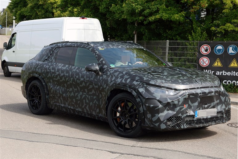 AMGが独自開発する新型SUV「GT SUV」を捕捉 ストームトルーパー顔×怪力で“EV戦争”に挑む