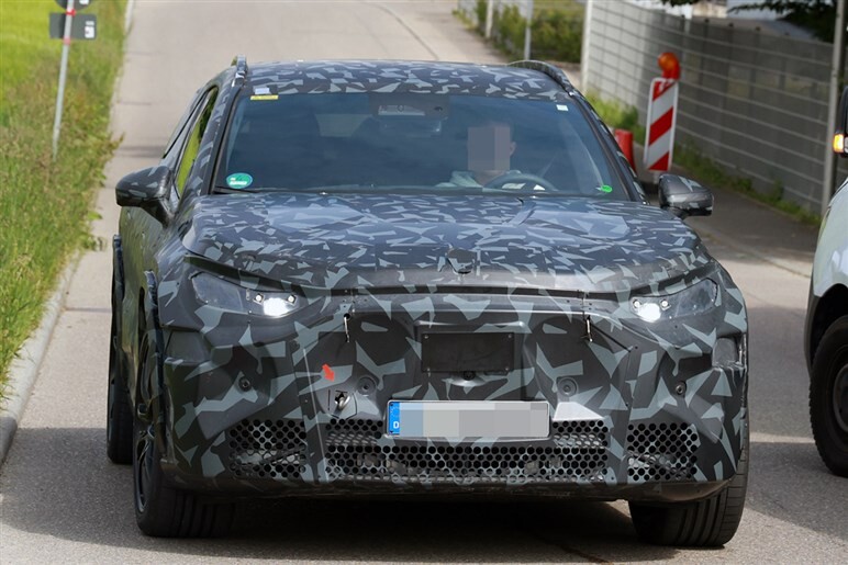 AMGが独自開発する新型SUV「GT SUV」を捕捉 ストームトルーパー顔×怪力で“EV戦争”に挑む
