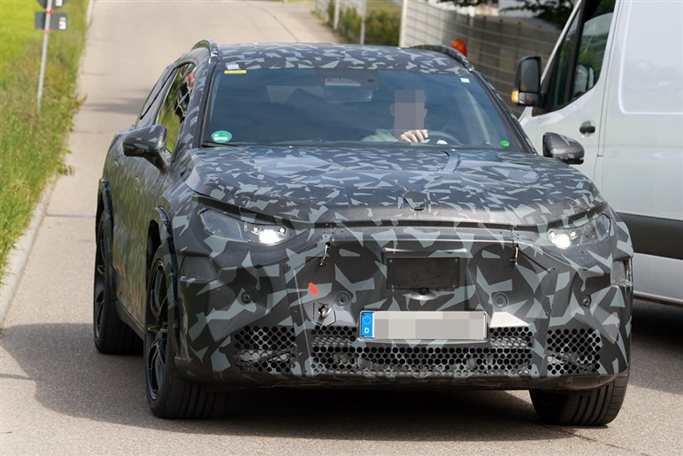 AMGが独自開発する新型SUV「GT SUV」を捕捉 ストームトルーパー顔×怪力で“EV戦争”に挑む