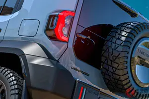 トヨタの“新型”「“小さい”四駆SUV」公開され反響多数！ 全長4.5m級「カクカクボディ」の“ランクル240”！ 「取り回し楽」「人気が出そう」声もある「ランドクルーザーFJ」とは