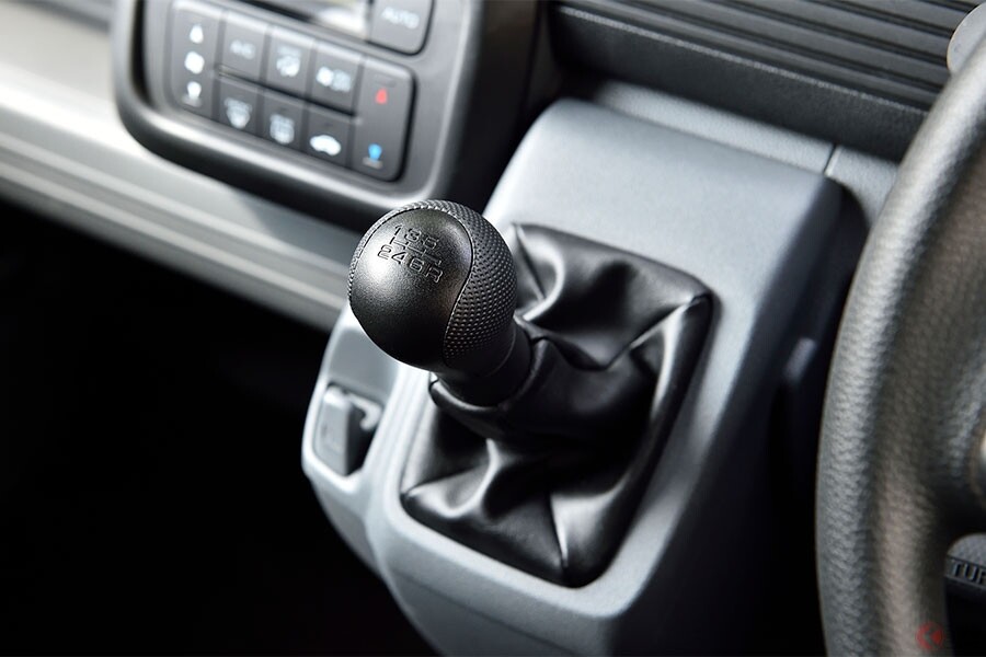 なぜ「軽商用車」はMT車が多い？ 日本の新車は「99％がAT」でも「軽トラ・軽バン」はMT車が主流！ ユーザーが語る理由とは