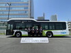 大宮駅の路線バスに「未来感あふれる新車」登場！ 国際興業が“国産初のEVバス”導入 乗り心地は？