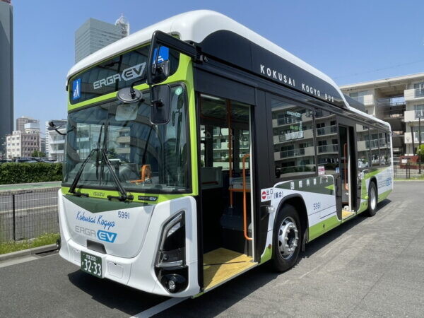 大宮駅の路線バスに「未来感あふれる新車」登場！ 国際興業が“国産初のEVバス”導入 乗り心地は？