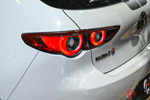 マツダ新型「すごい5ドアハッチバック」実車公開!? 精悍エアロの「爆速マツダ3」がやって来た！ ド迫力で爆速な「MAZDA SPIRIT RACING 3」藤沢に登場