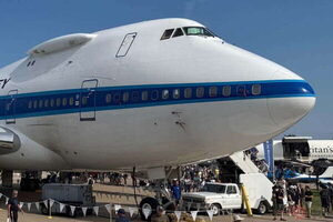 超激レア “変な形極めしジャンボ機”機内に潜入！ 「デカくてエンジン4つ」の概念壊す珍設計機…その裏側とは