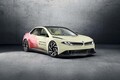 BMWが上海モーターショーにて次世代EV「ノイエ・クラッセ」を発表。革新的パノラミックiDriveや発光EVも初公開。MINIは新型ジョンクーパーワークスを披露