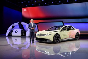 BMWが上海モーターショーにて次世代EV「ノイエ・クラッセ」を発表。革新的パノラミックiDriveや発光EVも初公開。MINIは新型ジョンクーパーワークスを披露