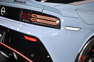 日産「フェアレディZ最強仕様」受注再開！ 420馬力のV6エンジン×高性能AT搭載！ 赤いエアロがカッコいい「NISMO」抽選じゃなく“普通に買える”！ どんなモデル？