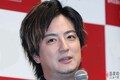 タレント「上地雄輔」が“3000万円”超え「高級車」との“2ショット”公開！ 超オシャレな「オレンジ内装」輝く「最上級クーペ」どんなクルマ？