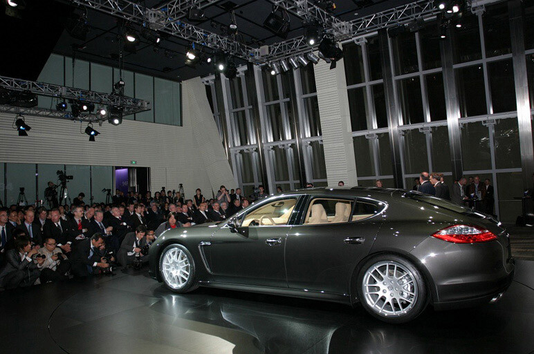 パナメーラ世界初披露 ポルシェは裏切らない