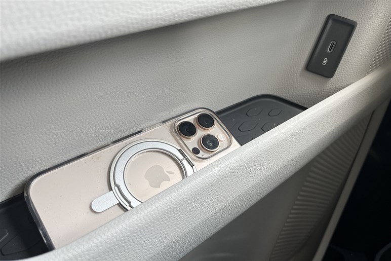 新型「ID.バズ」はデザインと航続距離500km超がネットでは大絶賛。1000万円弱の価格で売れ行きに疑問の声も