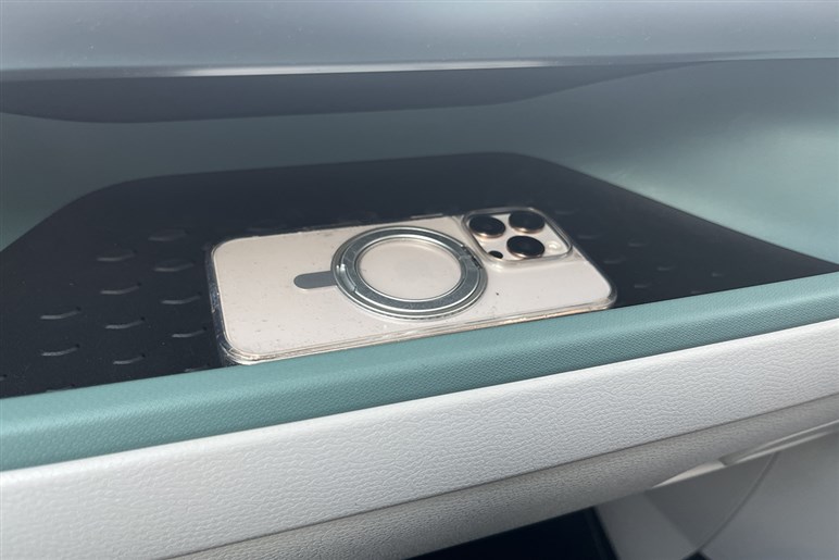新型「ID.バズ」はデザインと航続距離500km超がネットでは大絶賛。1000万円弱の価格で売れ行きに疑問の声も