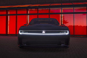 EVなのにエンジン音を「耳が壊れる」ぐらいの爆音で垂れ流し！　ダッジのコンセプトEVが「おバカなカッコ良さ」全開だった