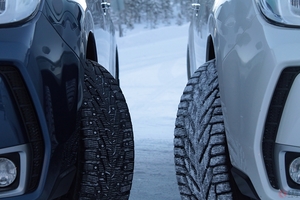 スタッドレスとオールシーズン、冬に履くべきタイヤはどっち？