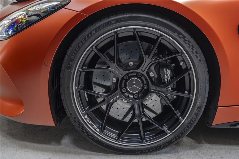 【打倒911】の最新バージョン「メルセデスAMG GT」の“最強”PHEVモデルの乗り味