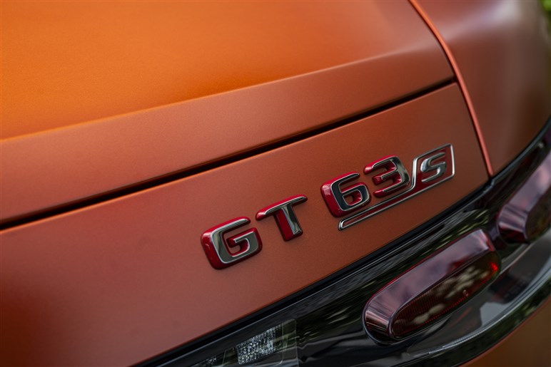 【打倒911】の最新バージョン「メルセデスAMG GT」の“最強”PHEVモデルの乗り味