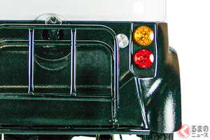 新車“約52万円”で“3人乗れる”！ “丸目2灯”の「超“便利モデル”」がスゴイ！ 全長2.2mの「小さいボディ」に“4速MT”搭載の「APトライク」とは