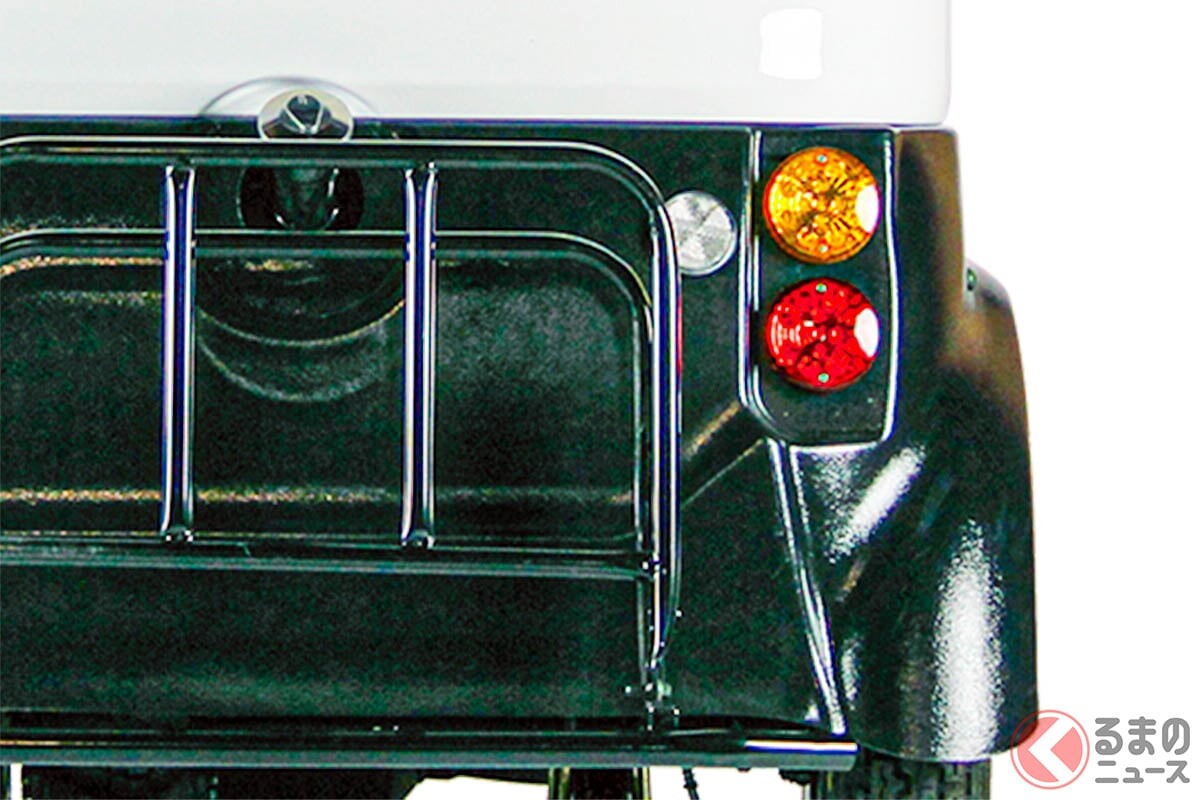 新車“約52万円”で“3人乗れる”！ “丸目2灯”の「超“便利モデル”」がスゴイ！ 全長2.2mの「小さいボディ」に“4速MT”搭載の「APトライク」とは