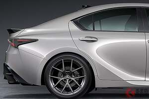 12年目の大幅刷新！ レクサスが新型「スポーツ“セダン”」発表！ 全長4.7mボディに「“新”スピンドルグリル」＆“竹”内装採用！ 小型FRスポーツ新「IS」2026年登場へ