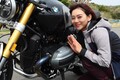 「ぶぅーーーんーぐわぁぁーーー」なボクサーエンジンのエンジンフィーリングに思わずニコニコ!! BMW Motorrad「R12 nine T」にアクティブバイク女子の指出瑞貴が挑戦！