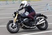 「ぶぅーーーんーぐわぁぁーーー」なボクサーエンジンのエンジンフィーリングに思わずニコニコ!! BMW Motorrad「R12 nine T」にアクティブバイク女子の指出瑞貴が挑戦！