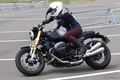 「ぶぅーーーんーぐわぁぁーーー」なボクサーエンジンのエンジンフィーリングに思わずニコニコ!! BMW Motorrad「R12 nine T」にアクティブバイク女子の指出瑞貴が挑戦！