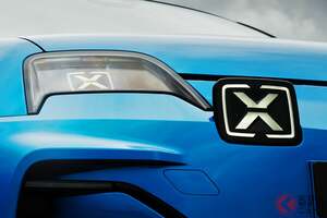 全長4m切りの新型「5ドアスポーツカー」世界初公開！ 「斬新“X型”ライト」×旧車デザインがカッコイイ！ 伝説の“5 TURBO”風「A290」仏で発表