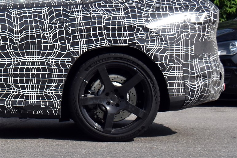 BMWの新型EV「iX3 M」プロトを捕捉。次世代Mモデルが本格始動、高性能仕様で開発進行中
