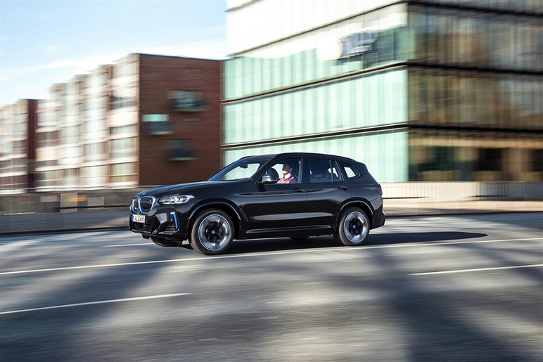 BMWの新型EV「iX3 M」プロトを捕捉。次世代Mモデルが本格始動、高性能仕様で開発進行中