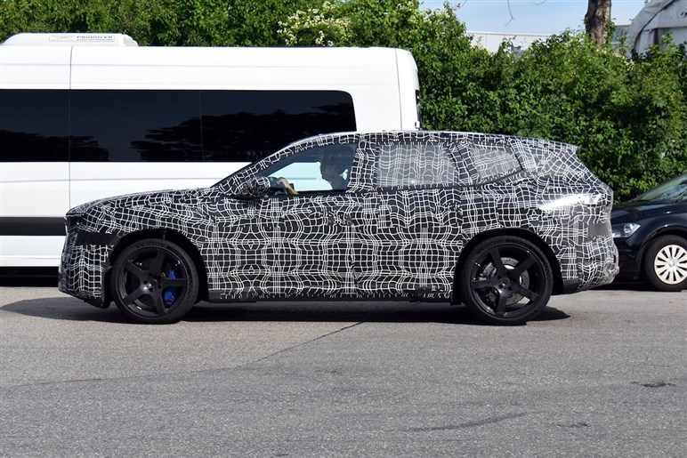 BMWの新型EV「iX3 M」プロトを捕捉。次世代Mモデルが本格始動、高性能仕様で開発進行中