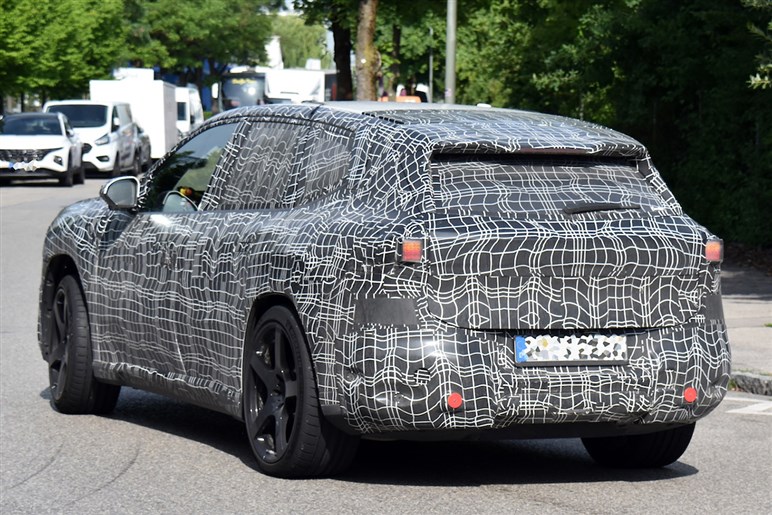BMWの新型EV「iX3 M」プロトを捕捉。次世代Mモデルが本格始動、高性能仕様で開発進行中
