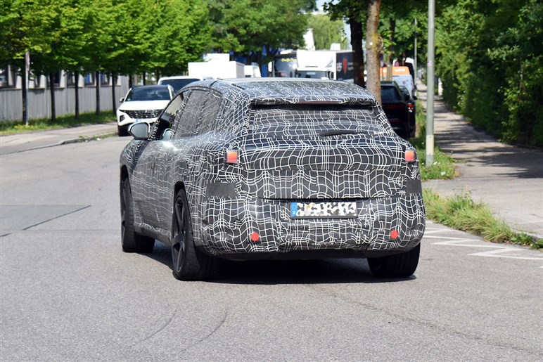BMWの新型EV「iX3 M」プロトを捕捉。次世代Mモデルが本格始動、高性能仕様で開発進行中