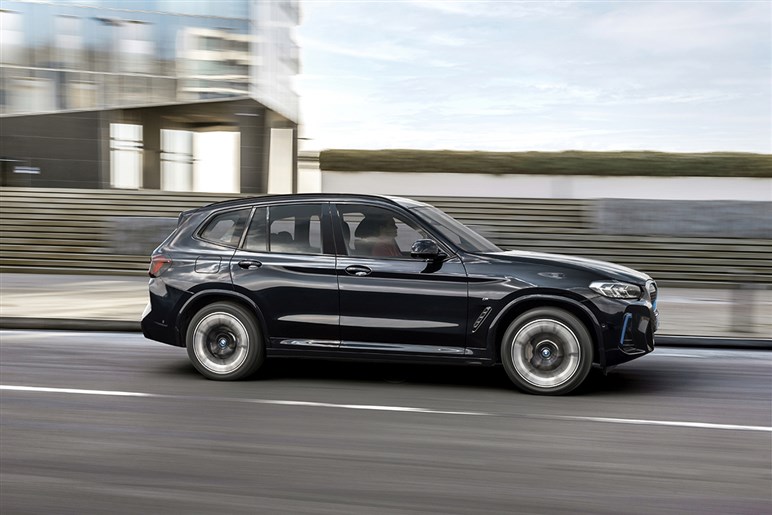 BMWの新型EV「iX3 M」プロトを捕捉。次世代Mモデルが本格始動、高性能仕様で開発進行中