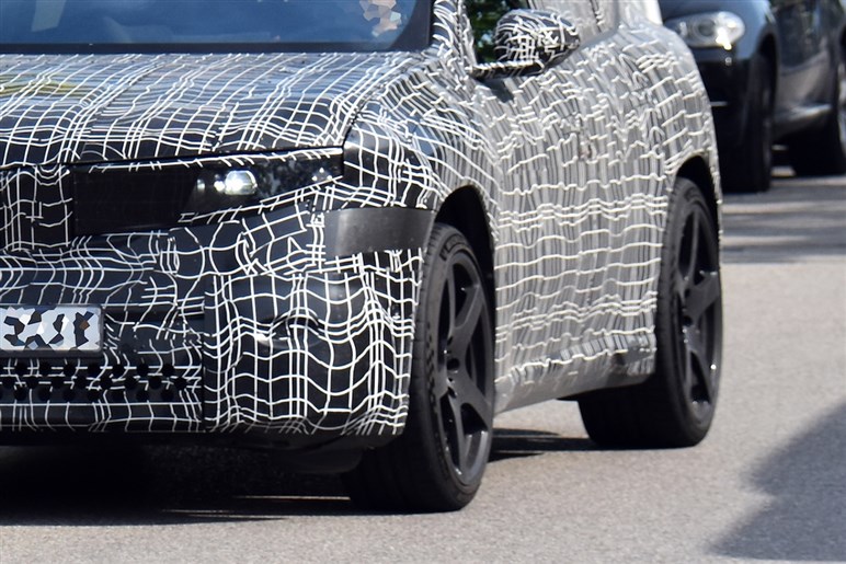BMWの新型EV「iX3 M」プロトを捕捉。次世代Mモデルが本格始動、高性能仕様で開発進行中