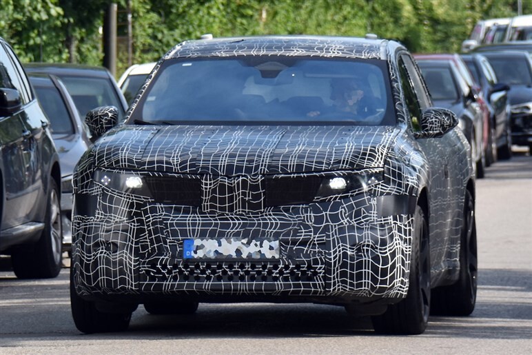 BMWの新型EV「iX3 M」プロトを捕捉。次世代Mモデルが本格始動、高性能仕様で開発進行中